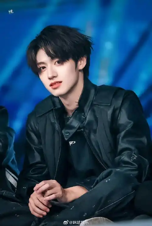 朱志鑫黑色皮衣