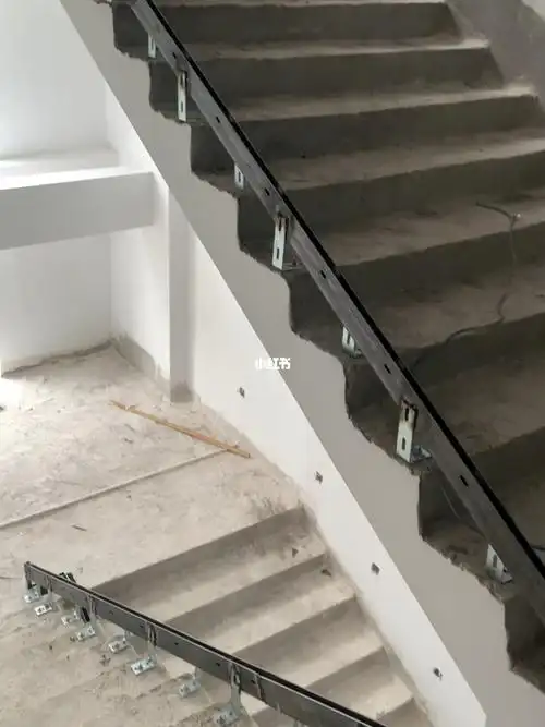 预埋钢槽玻璃护栏