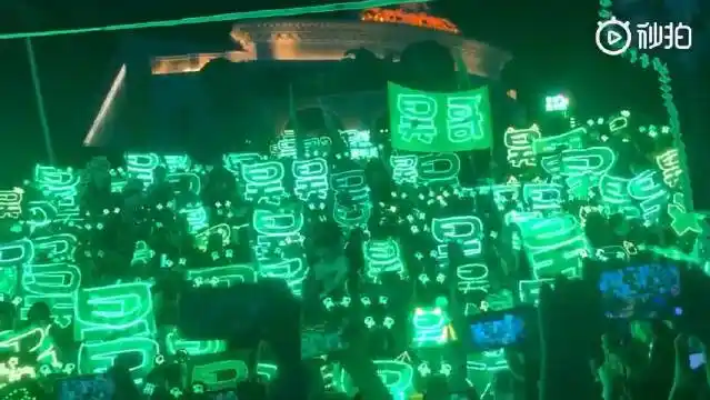 黄明昊今天录制快本,粉丝的场外应援很是壮. 来自芒果速报 - 微博