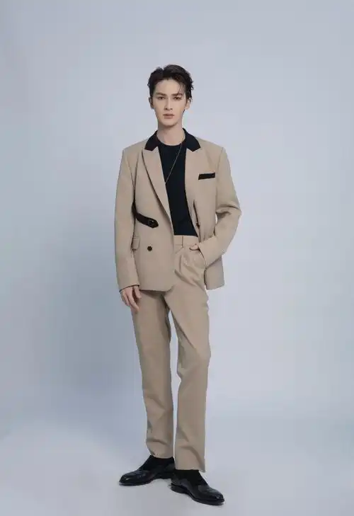 朱正廷棕色西装帅气图片写真66
