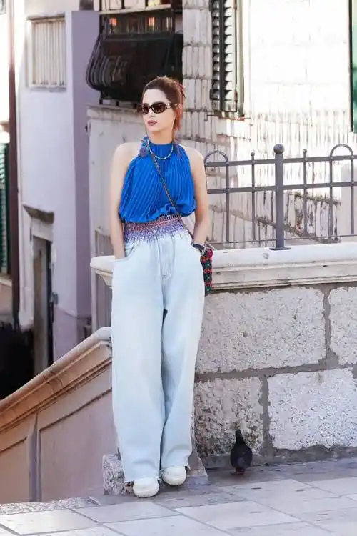 辛芷蕾剪了短发带火一种新穿法:t恤 牛仔裤 渔夫帽,时髦又洋气