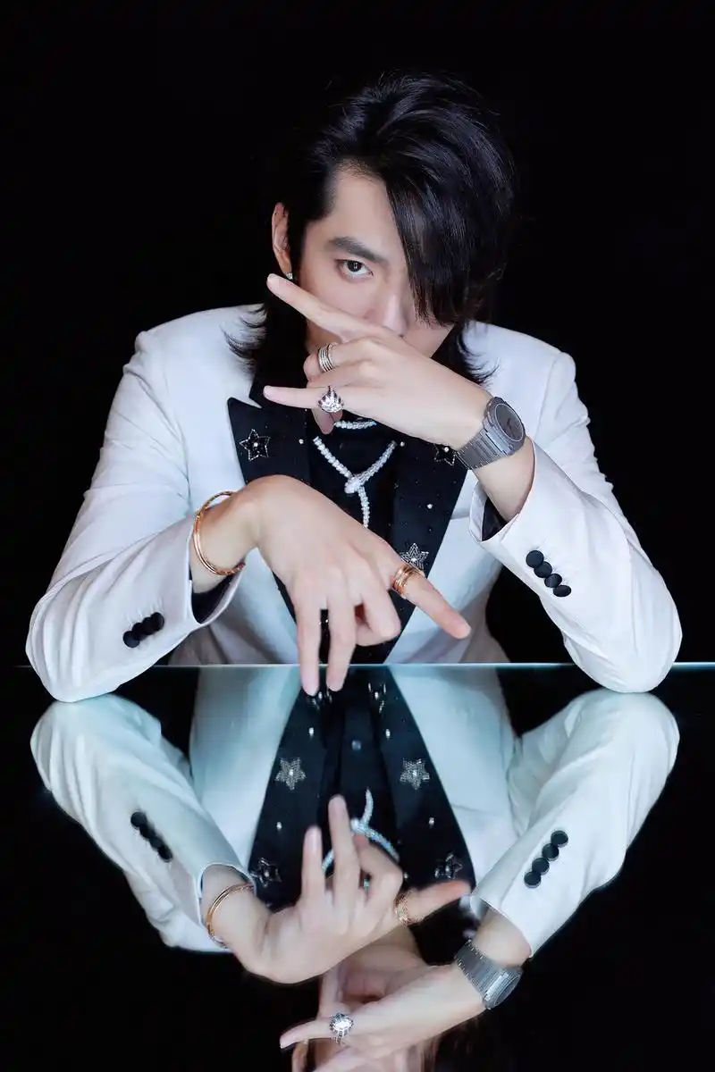 宝格丽全球品牌代言人吴亦凡受邀出席serpentiform灵蛇传奇展览发布会