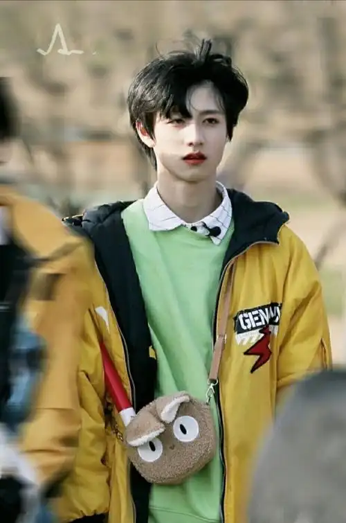 最后一张好像是朱志鑫画的笑脸,希望少年永远像这般明媚,快乐!