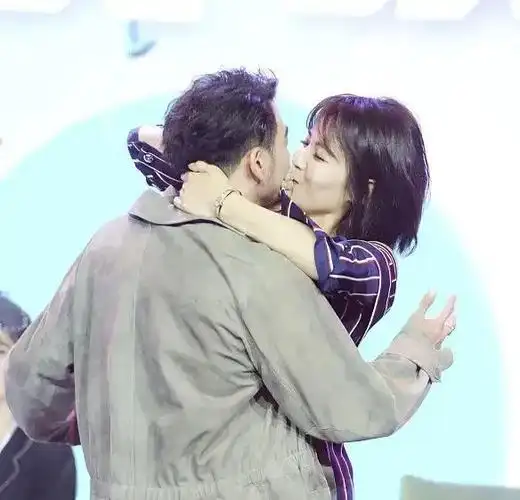 刘涛开心的朝杨烁走去,一把勾住他的脖子就要亲,蒋欣:太直接了