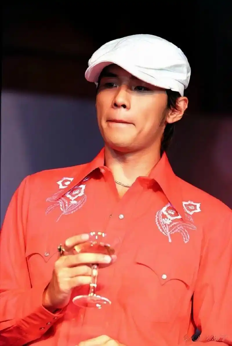 2003年周杰伦《叶惠美》北京庆功会,那时候的周杰伦,一脸青涩稚嫩,没