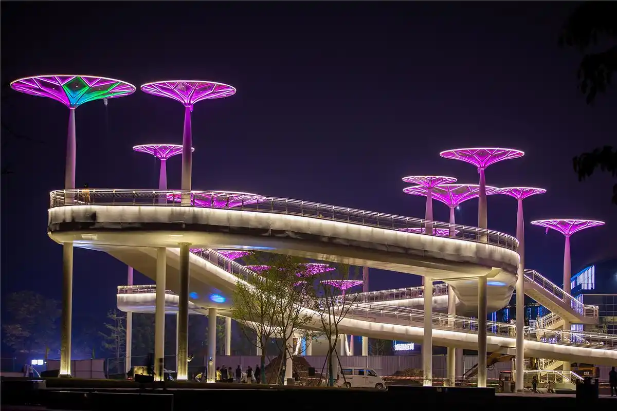 这里是彭州市蒙阳镇的网红天桥,夜幕降临,华灯初上,五颜六色,非常漂亮