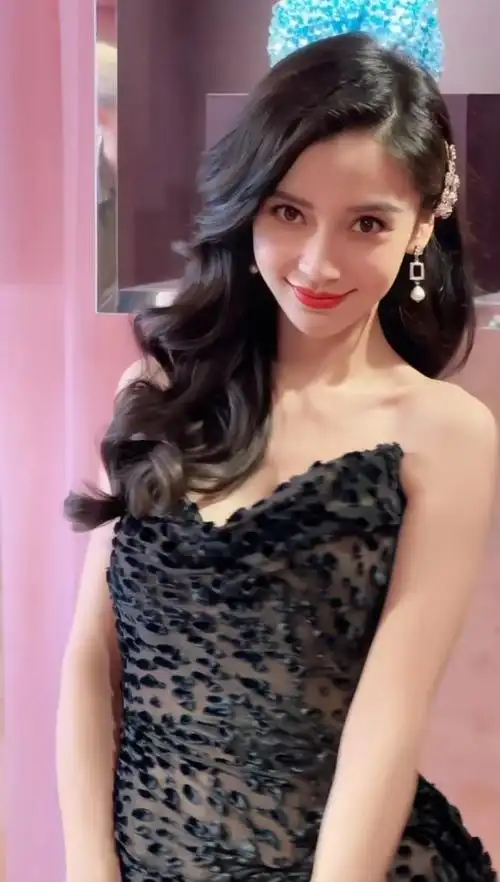 她有着仙女般的美貌,被誉为"人间芭比娃娃",也有着众多的粉丝和代言.