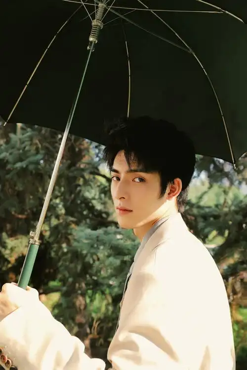 王皓轩西装写真曝光 俊朗帅气眼镜杀变身雅痞绅士