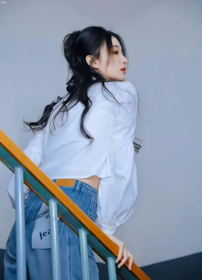 王楚然白衬衫 牛仔裤穿搭,果然是越素越美!