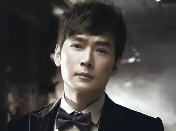 53岁焦恩俊成女装大佬!身材曼妙妖孽十足,妆容精致还以为是女儿!_照片