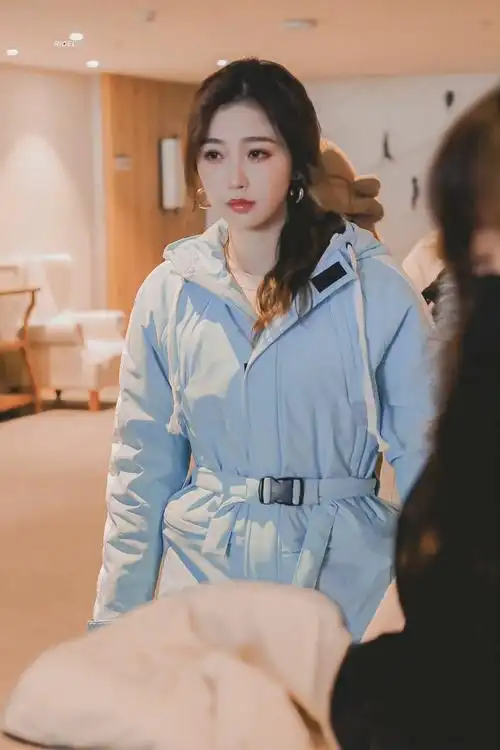 虞书欣今日份上班饭拍图 雪地里的蓝色精灵……|虞书欣_新浪新闻