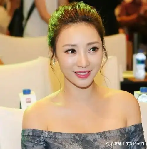 柳岩凭借出色的业务能力和迷人的外表,成为娱乐圈中备受瞩目的时尚