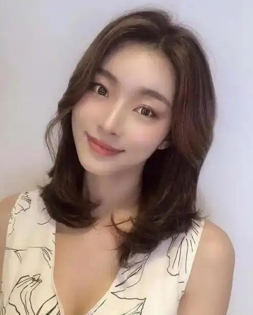 30一40岁女人减龄发型女人30到40岁适合什么发型