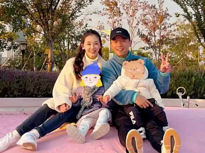 苗苗晒家庭vlog,画面中一位中年妇女抱着婴儿,网友怀疑是三胎_郑恺