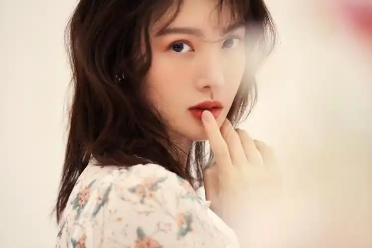 分享一组金晨图片给大家,图中的明星图片壁纸会点缀你的电脑桌面,美化