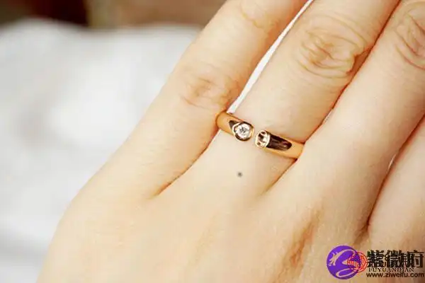 右手无名指有痣会富贵对吗 痣相分析