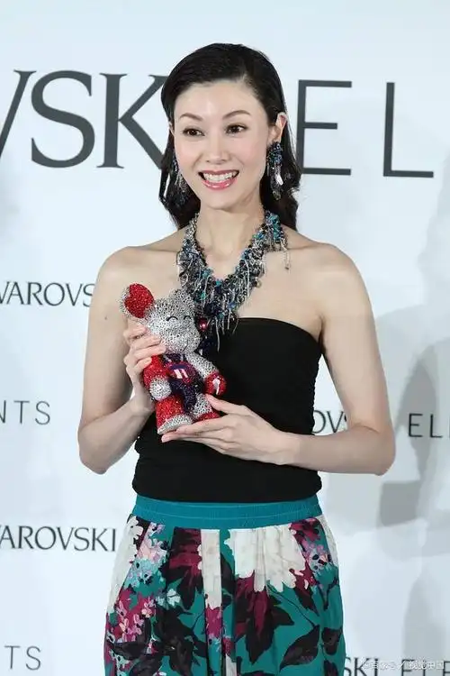 大美女李嘉欣现在的豪门生活既无忧也无虑,婚姻幸福美满,还有老公儿子