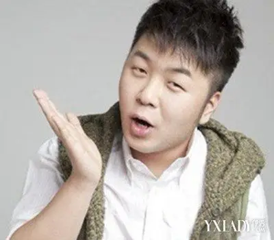 这款可爱的蘑菇头发型对于脸胖的男生来说,也是一款极其不错的发型!