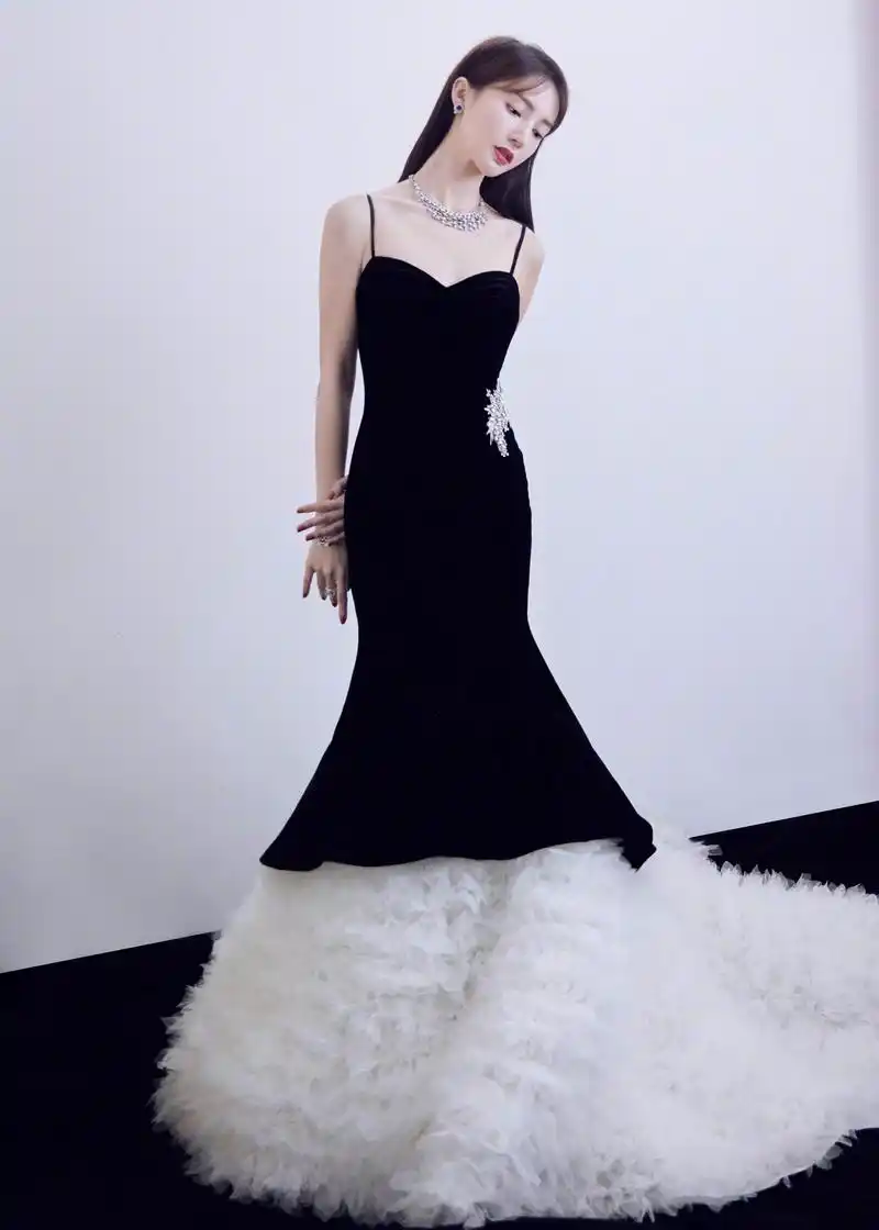 金晨在上海电影节的look可圈可点,一袭天鹅裙凸显好身材,锁骨和优雅的