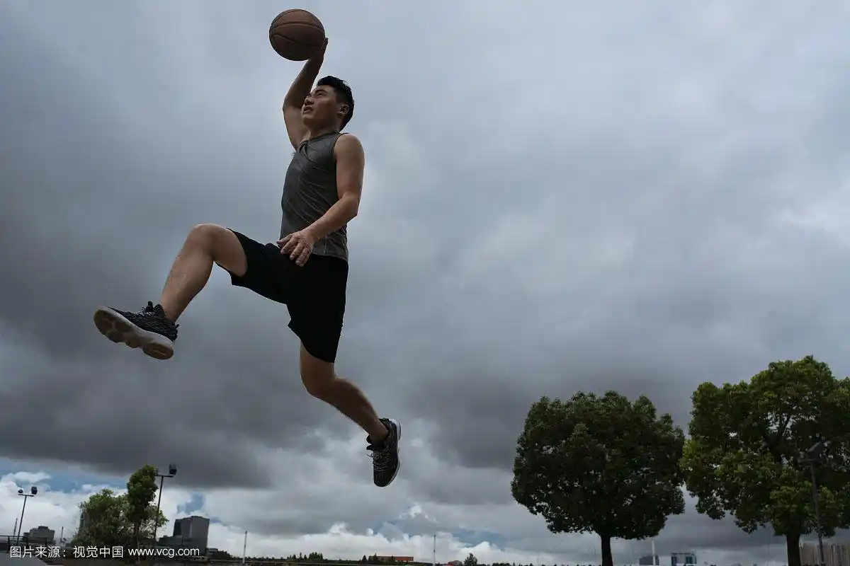 年轻男子打篮球