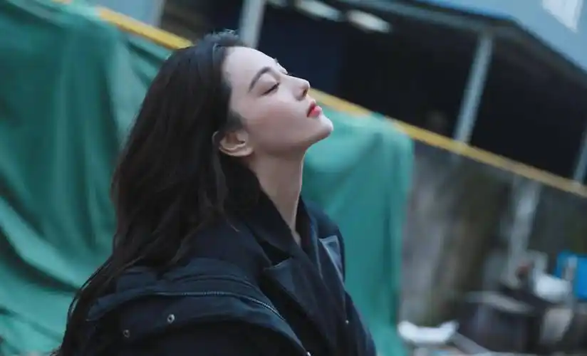 张馨予晒新剧杀青照 长发披肩 侧颜优越 红唇烈焰 美艳动人 氛围感