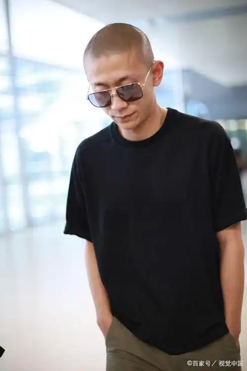 酷张一山头发长出变寸头穿黑色上衣双手插兜帅炸了