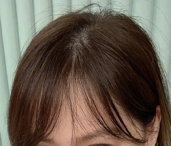 和早期刘海相比,她近期的刘海要轻薄了很多,但依旧保留三七分的形式