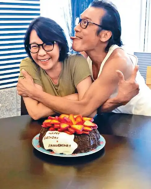 结婚32年仍甜如初恋!梁家辉与老婆手牵手逛街超恩爱