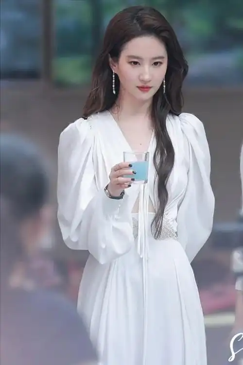 刘亦菲活动未修生图曝光一袭长裙气质拉满漂亮姐姐谁不爱呢