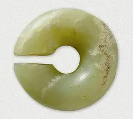 鉴于兴隆洼文化玉器是迄今所知中国年代最早的玉器,对该文化玉器类型