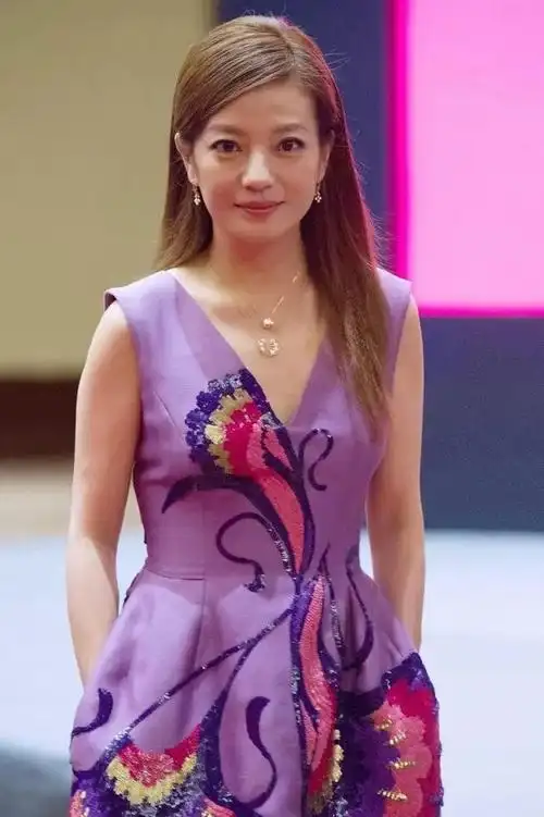 赵薇心真大44岁也敢素颜亮相节目镜头近照女神终究也老了