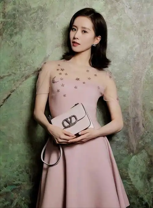 回顾刘诗诗17岁成名巅峰时刻嫁给二婚吴奇隆如今生活一地鸡毛