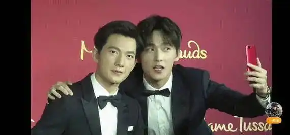 看自己的蜡像都是星星眼,自拍合照还要kiss,杨洋他真的超爱!