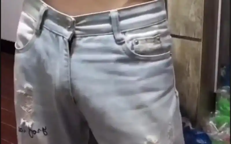 那就康康穿着灰裤子的腹肌吧