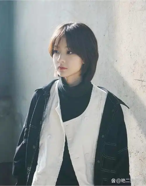 方脸女孩,鼓起勇气剪短发,还算成功 本人明显方脸额头窄,初中之后第一