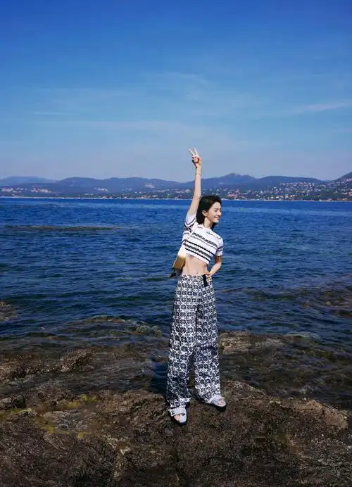 金晨分享海边美照,秀性感小蛮腰马甲线,笑容甜美灿烂宛如初恋