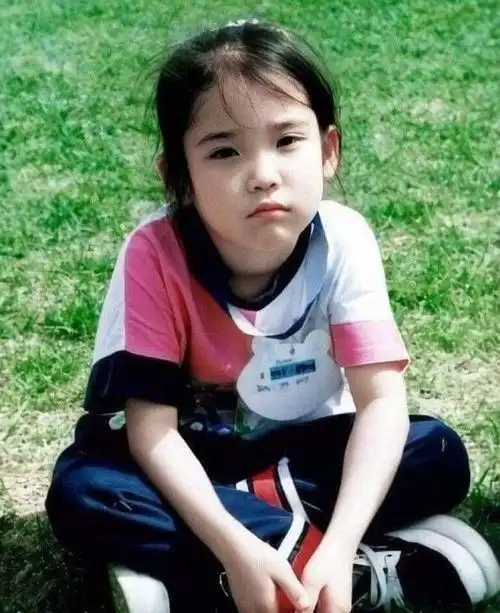 这些明星小时候的照片实在是太可爱了!是吃可爱长大的嘛?