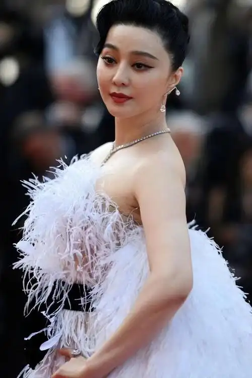 范冰冰的事实证明,靠红毯造型"搏出位"的时代,已经过去了|巩俐|礼服