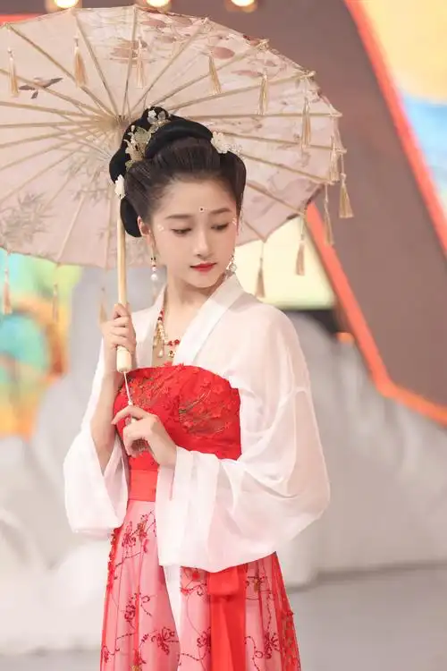 关晓彤古装造型释出撑油纸伞气质迷人