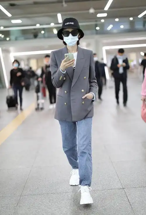 组图:唐艺昕着休闲西装亮相机场 墨镜遮面一路戳手机