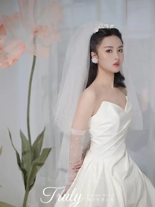 太阳花睫毛 双倍大眼  缎面婚纱搭配蓬松短头纱整体造型