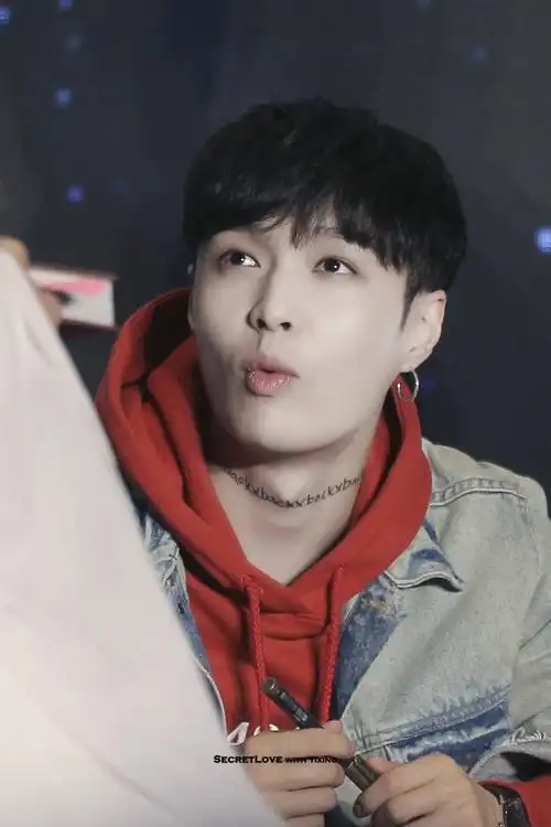 嘟着嘴卖萌的张艺兴,要不要这么可爱呢?简直酥炸了!