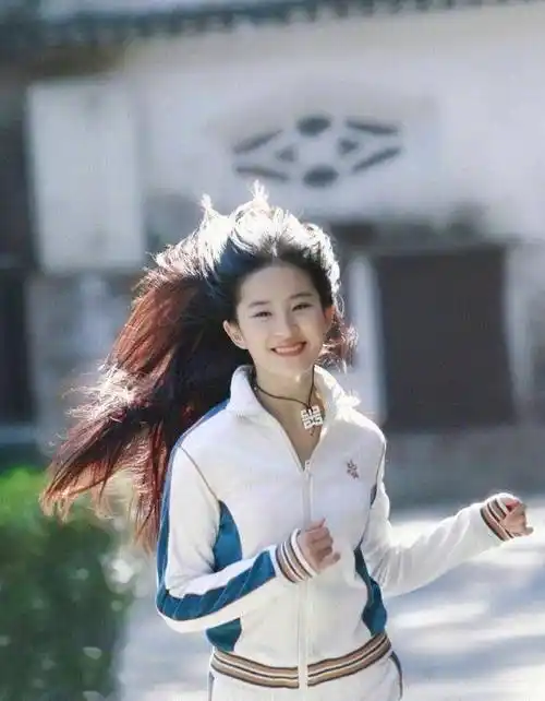 刘亦菲不愧是神仙姐姐,一身运动装奔跑,头发凌乱依旧仙气十足_品牌