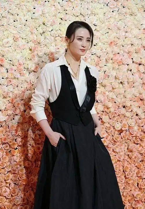 蒋勤勤胖了好多啊!生图双下巴突兀,小马甲套大衬衫臃肿像酒保