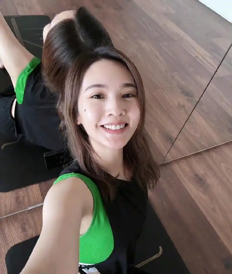 杨丞琳分享了自己练习瑜伽的生活照,不得不说姐姐是真的自律,这素颜没