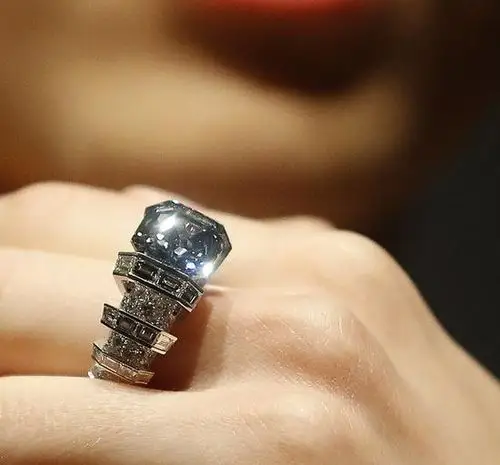 8克拉蓝色钻石戒上拍 估价达1.6亿元