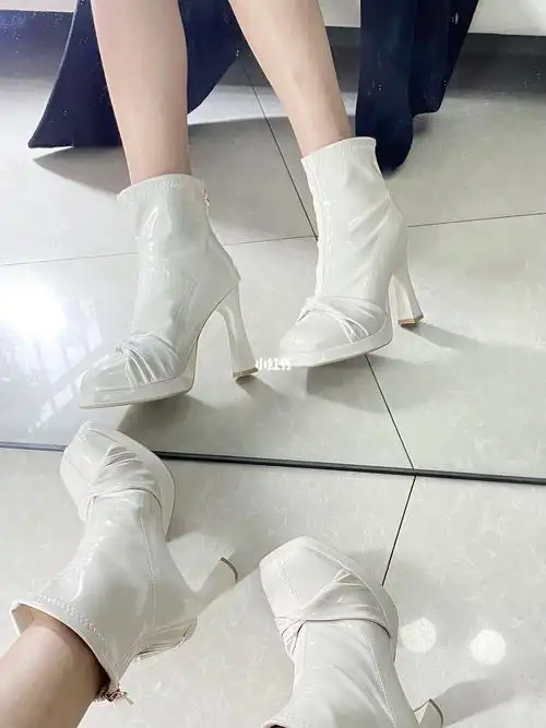 白色高跟小短靴又纯又欲