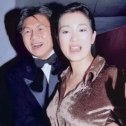 法国这一夜,带75岁丈夫出席国宴的巩俐,给内娱明星"上了一课"