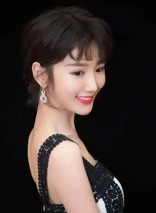 36岁毛晓彤新年写真曝光:优雅气质与身材并存,诠释女性的魅力!