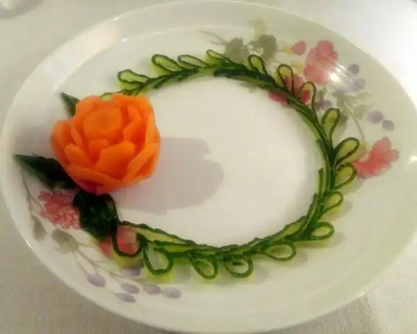 吴茂杰做的简单美丽的盘饰(3)——雕刻花的围边与叶子